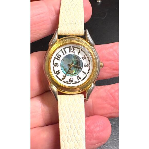 VTG 30mm Gold Tone Gloria Vanderbilt Watch, Abalone Face Women's - Picture 1 of 4